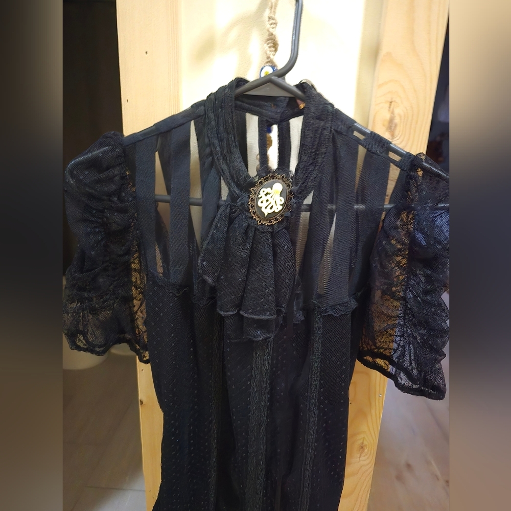 Chic Black Lace Blouse with Brooch - Picture 3 of 6